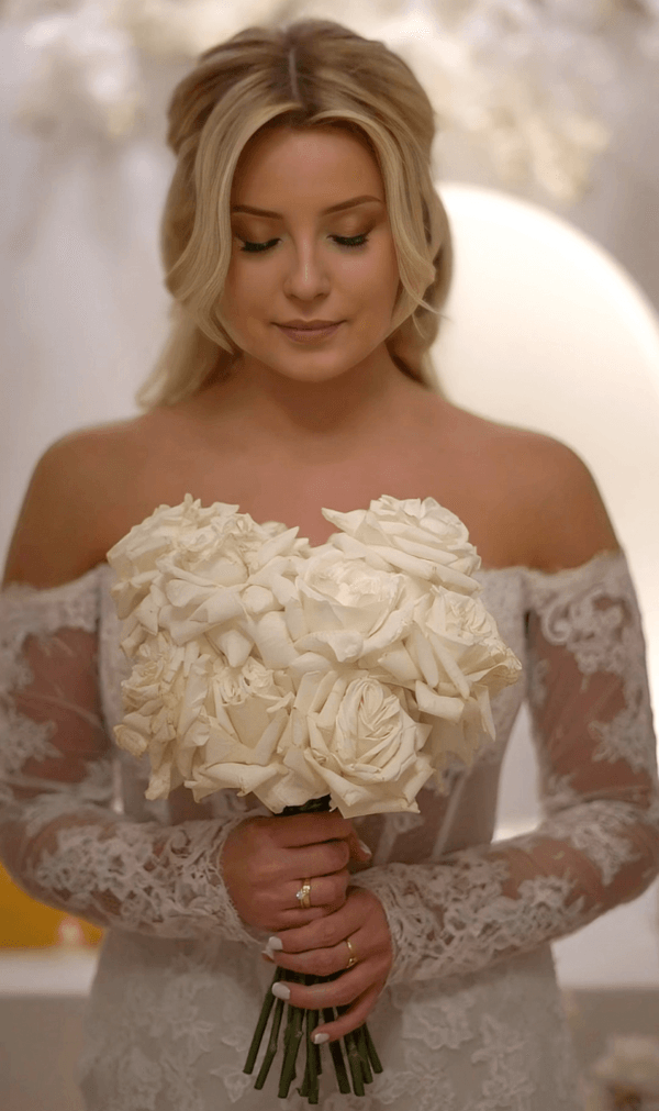 Zmysłowe ujęcie panny młodej z bukietem ślubnym – romantyczny reportaż ślubny Rzeszów, Podkarpacie