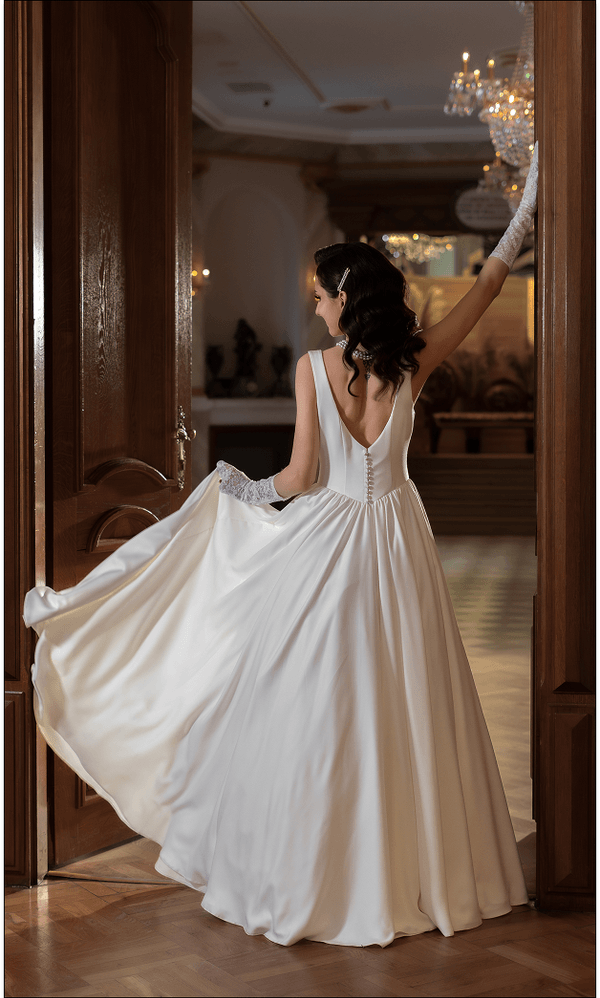 Para młoda podczas romantycznego reportażu ślubnego w eleganckich wnętrzach – rolki ślubne, reelsy ślubne i filmy weselne, Rzeszów, Podkarpacie